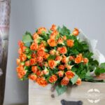 Оранжеви спрей рози